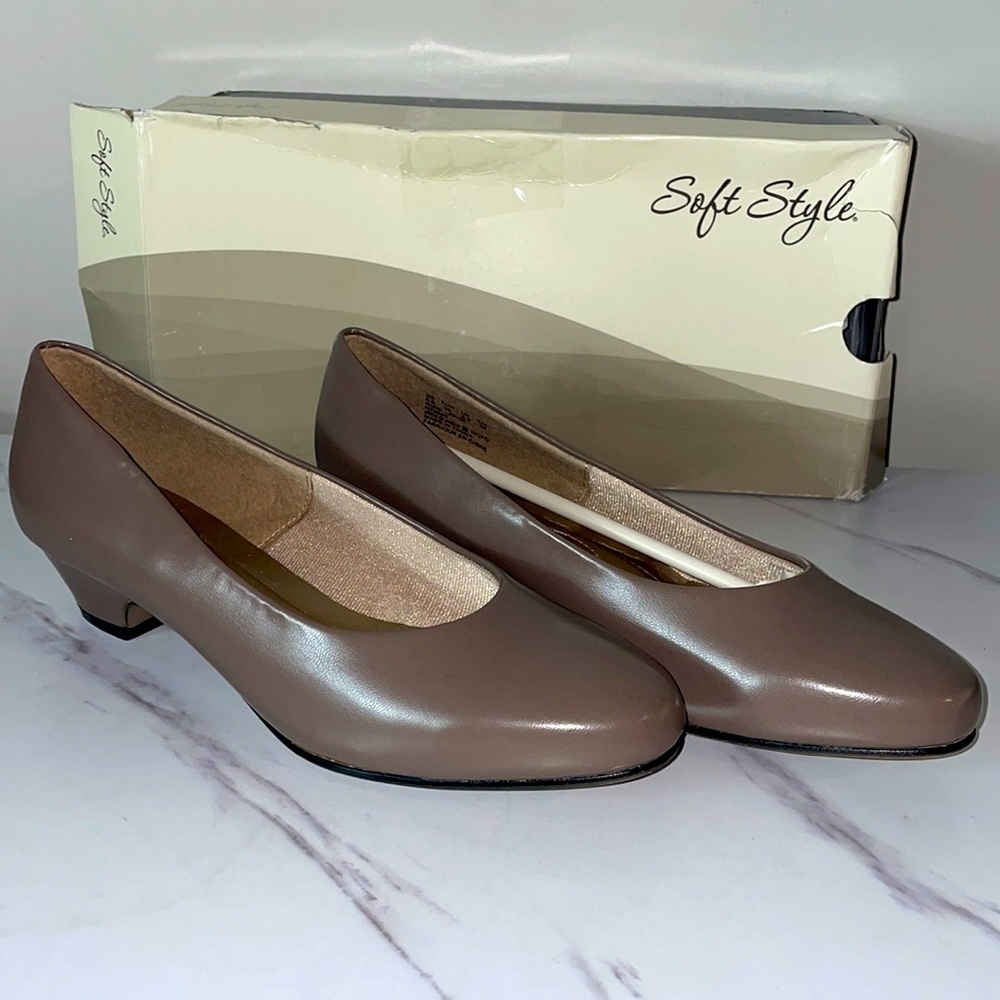 NWT Soft Style angel II Dress Pump Putty Smooth 8.5 W